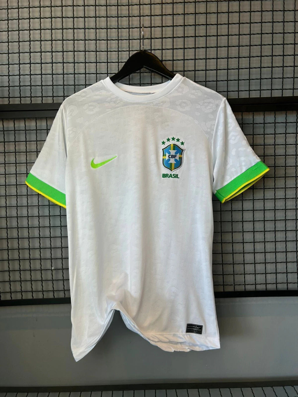 Camisa Masculina do Brasil Branca com detalhes Verde - Nacional Premium