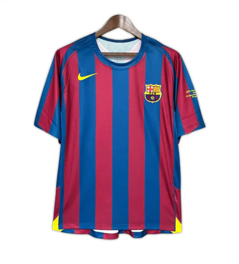 Camisa Retro Barcelona I 2005/06 Masculina - Azul e Grená (RONALDINHO + 10)
